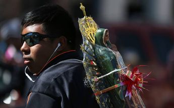 Peregrino camina con la Virgencita en la espalda/ AP