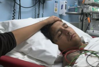 En la fotografía se aprecia al cantante en un hospital, en compañía de alguien que podría ser Ángela Aguilar.