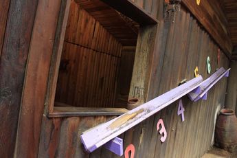 La choza chueca es uno de los espacios más recordados por los visitantes. | Selva Mágica
