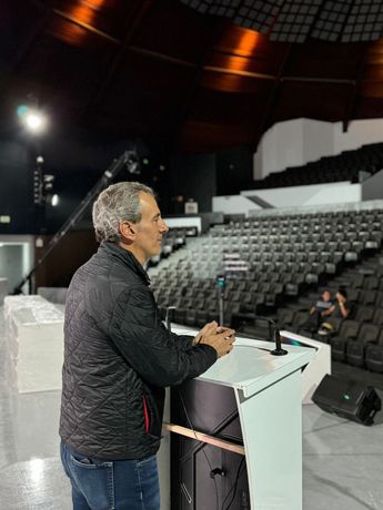 Pepe Chedraui ensayando su discurso de toma de posesión en el Auditorio de la Reforma, en Puebla / Cortesía