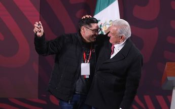 Julio Omar Gómez, ganador de la rifa del reloj de AMLO, es reportero del medio 'Sin puntos ni comas' | Araceli López