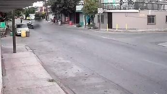 Captan a automovilista atropellando a mujer de la tercera edad en Monterrey