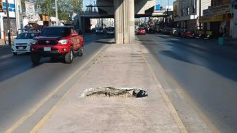 Zanja abierta sobre la avenida Aztlán. | Fabricio Gallegos