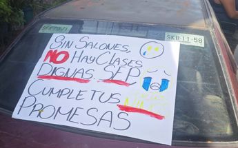 Pancarta de la protesta colocada en un vehículo afuera de la Escuela Primaria Antonio de Mendoza. | Francisco Zúñiga Esquivel