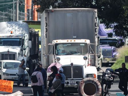 Manifestantes bloquean el transito vehicular en la autopista México-Puebla / Es Imagen