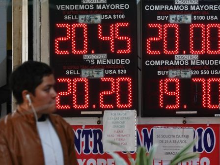 En el país, Banxico es el que se encarga de informar cómo va el peso frente al dólar | Cuartoscuro