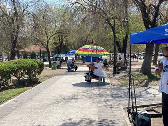 Un grupo de alrededor de 25 personas con discapacidad visual trabajan dando masajes terapéuticos en la Plaza Zaragoza en el Centro de Monterrey.