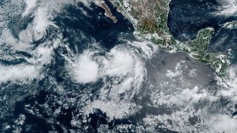 Con una trayectoria paralela al litoral del Pacífico, la tormenta tropical Flossie podría intensificar las lluvias en el sur del país.| Especial