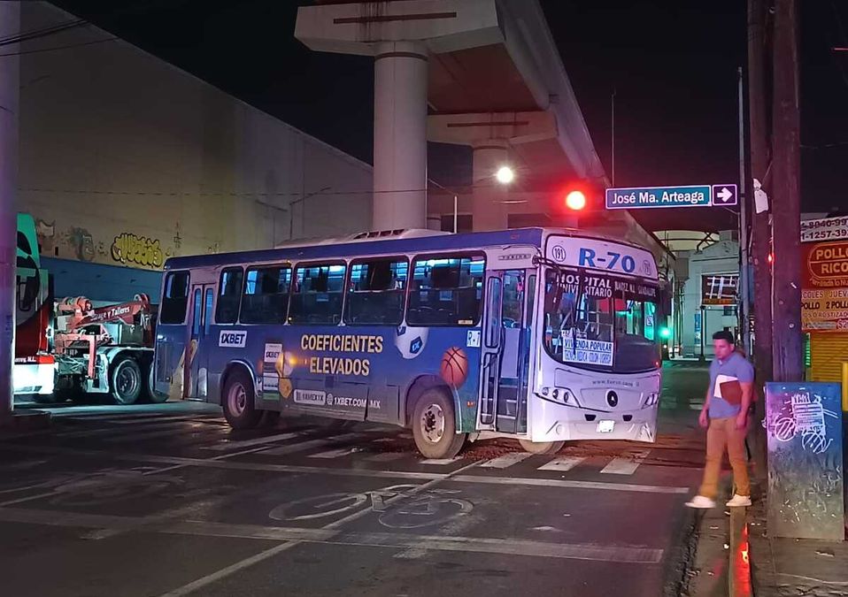 El camión de transporte público quedó atravesado sobre un sentido de la avenida Félix U Gómez. | Israel Santacruz