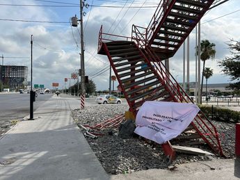 En el sitio del percance permanecen partes del automóvil accidentado e incluso un zapato de la fallecida. | Mayte Villasana