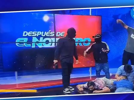 Encapuchados toman televisora TC en Ecuador durante transmisión EN VIVO