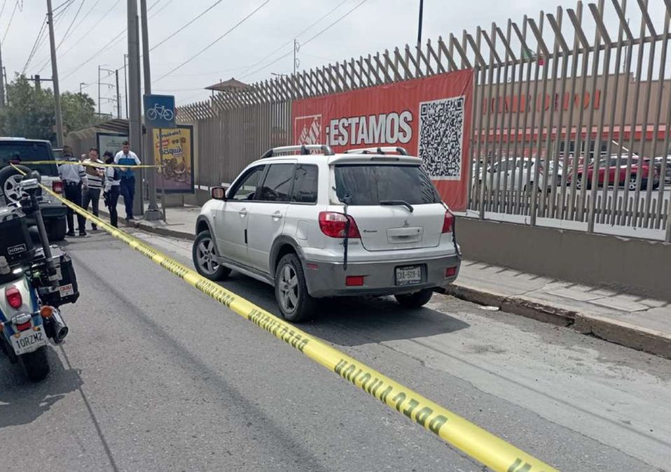 Encuentran camioneta baleada en la avenida Nogalar en San Nicolás. | Agustín Martínez