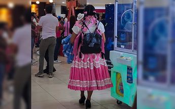 Una joven con traje típico de China Oaxaqueña en un cine en el estreno de la película de Barbie / Facebook