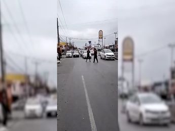 Captan a hombres peleando en medio de avenida en Guadalupe; provocan caos vial