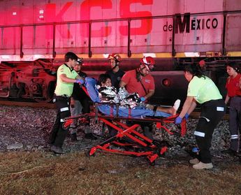 Hombre sufrió semi amputación en uno de sus pies tras el paso del tren en Monterrey. | Leyda Estrada