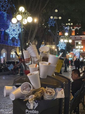 Los ambulantes ocasionan montoneras de basura en el Centro Histórico de Puebla / Andrés Lobato
