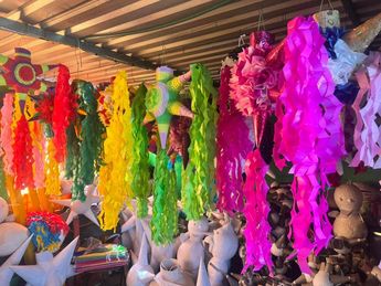 Piñatas realizadas por la familia Ruiz para fiestas decembrinas. | César García