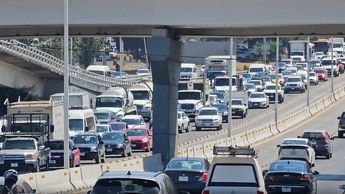 Volcadura y choque múltiple ocasiona tráfico pesado a la altura de Av. Acueducto en Periférico Poniente