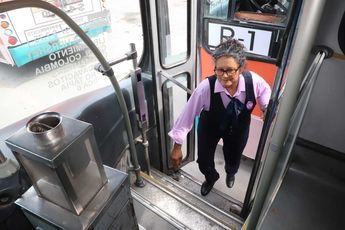 Antonia subiendo a su unidad en la que desarrolla sus actividades diarias como chofer de la Ruta 1. | Leonel Rocha