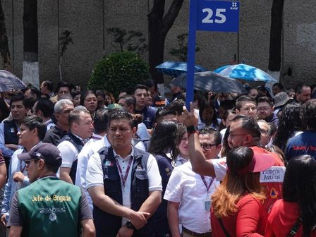 Tras un sismo, los ciudadanos deben salir de los inmuebles hacia un lugar despejado | Cuartoscuro