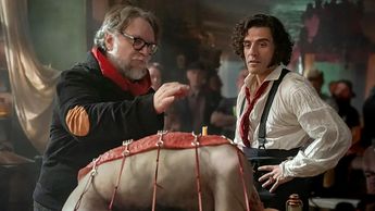 Guillermo del Toro junto a Oscar Isaac en las grabaciones de Frankenstein | @RealGDT vía X