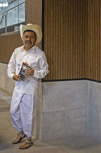Manuel Espinosa ve en la poesía y literatura indígenas una manera de dignificar la lengua, evitando su extinción / Melanie Torres