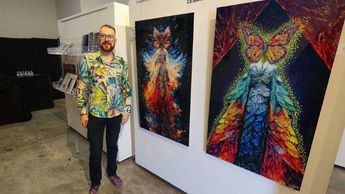 César Peralta, artista híbrido, lleva la experiencia artística a otro nivel al incorporar realidad aumentada. | Jorge López