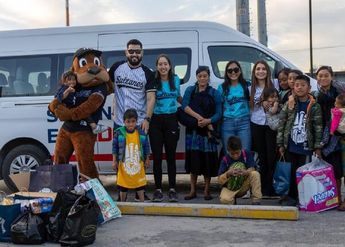 Jugadores de Sultanes participando en la obra de caridad / CORTESÍA: Sultanes de Monterrey