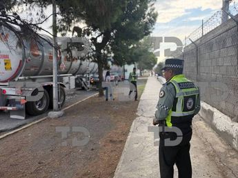 Autoridades revisaron la documentación presentada por el operador del vehículo.