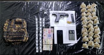 Arma y envoltorios con droga decomisados al hombre detenido. | Cortesía