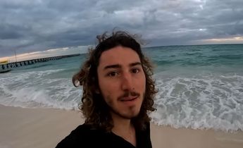 David llegó a Cancún luego de varios días de “aventones” y durmiendo a la intemperie. | Cortesía