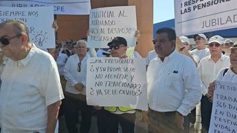 Alrededor de un centenar de jubilados se hicieron presentes en las calles del centro histórico en Guadalajara | Juan Carlos Munguía