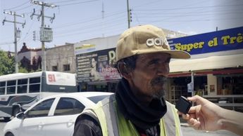 Álvaro, otro "viene viene", con 19 años de experiencia, ha logrado sacar adelante a su hijo de 8 años con su trabajo.