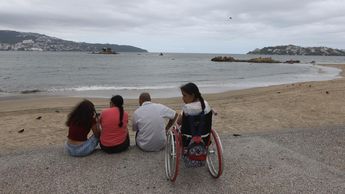 Pobladores de la zona del asta bandera en Acapulco admiran el mar por incremento de oleaje / Jorge Carballo