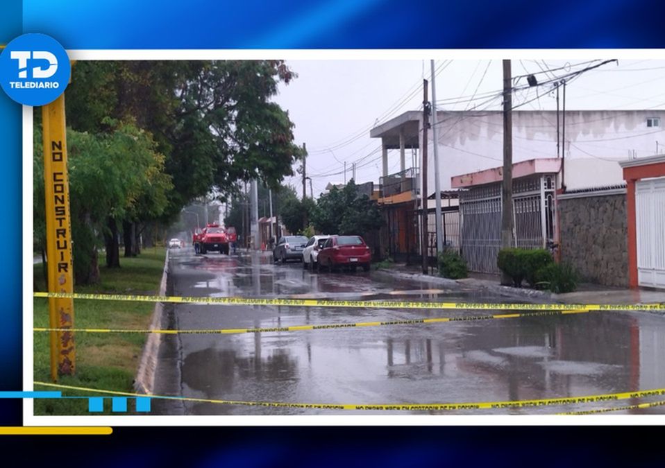Elementos trabajaban en una zanja y por accidente perforaron una tubería | Sandra González