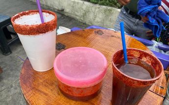 La venta de tepache es común en puestos callejeros, tianguis y mercados. | Especial