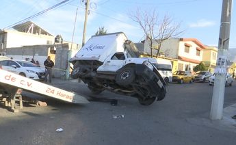 Se pasa alto y termina en volcadura en la colonia Zaragoza, en Saltillo.
