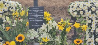 Los nombres de las cinco víctimas yacen en un epitafio junto al sitio del accidente, en Coronango, Puebla / Daniel Hernández
