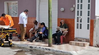 El hombre y el perrito fueron revisados por elementos de la salud y descartar lesiones/ Especial