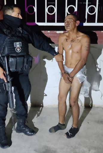 Roberto, de 36 años de edad, señaló que tres hombres a bordo de una camioneta blanca lo tomaron por sorpresa para agredirlo.