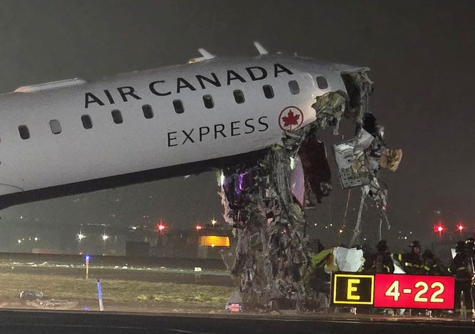 La parte de la cabina del avión quedó completamente destrozada debido a la magnitud del impacto | AP: Ryan Murphy