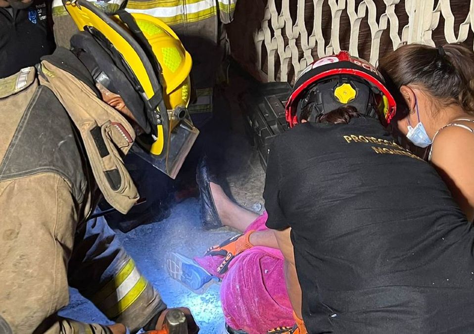 Niño lesionado tras caer en un registro en Monterrey. / Especial