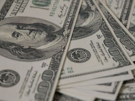 El precio del dólar varía en la compra y venta de acuerdo al banco. | Magnific