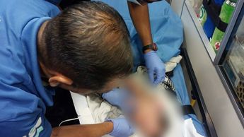Servicios médicos atendiendo a la bebé abandonada / Especial