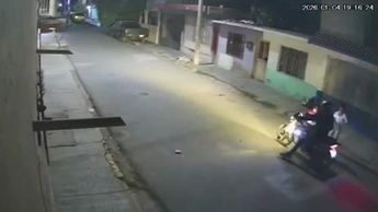 Captan en video robo a menor en Torreón: motociclista lo despoja de su celular mientras jugaba