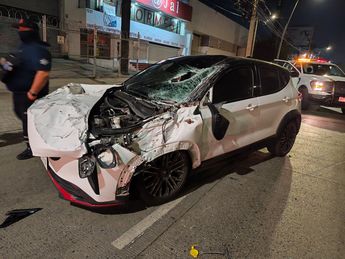 La mujer que conducía el auto que fue aplastado, solo presentó lesiones leves. | Javier León