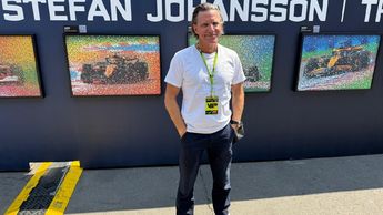 Stefan Johanson se presenta en el GP de México 2025 en su faceta de pintor / Michel Cruz