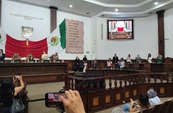 Antonio Flores permaneció durante toda la sesión del Congreso de Coahuila mientras continuó la disputa jurídica.