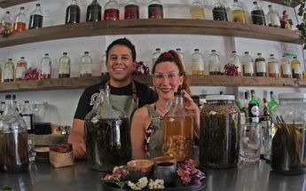 José Ángel y Senda crean sus cocteles curativos aplicando la maceración / Melanie Torres
