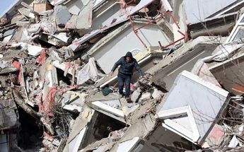 Un hombre camina entre los escombros de un edificio derrumbado en Kahramanmaras, cerca del epicentro del terremoto, el día después de que un terremoto